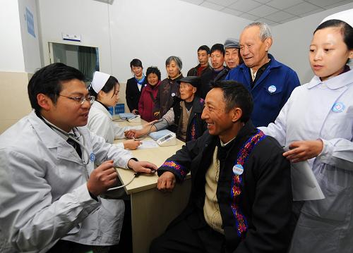 3月1日,重慶三峽中心醫(yī)院醫(yī)護(hù)人員正在為農(nóng)民做健康體檢。當(dāng)天,由重慶三峽中心醫(yī)院、重慶市醫(yī)藥惠民促進(jìn)會(huì)等單位舉辦的重慶百萬(wàn)農(nóng)民健康大行動(dòng)在萬(wàn)州區(qū)啟動(dòng),啟動(dòng)式后100名農(nóng)民接受了免費(fèi)健康體檢。百萬(wàn)農(nóng)民健康大行動(dòng)將對(duì)“高血壓心臟病、糖尿病、乙型肝炎、結(jié)核病、婦科疾病”等五大疾病進(jìn)行普檢并建立檔案。 新華社記者 周衡義 攝