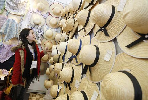 3月1日,一位專業(yè)觀眾正參觀一家帽子生產(chǎn)企業(yè)的展臺(tái)。新華社記者 裴鑫 攝