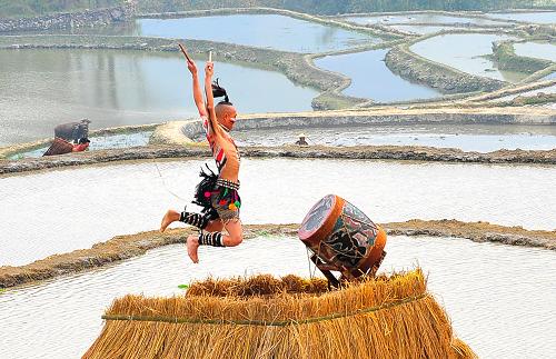 在田野實(shí)景演出《哈尼梯田》中,祭師祈求“風(fēng)調(diào)雨順、五谷豐登”(3月1日攝)。3月1日,中國(guó)紅河哈尼梯田文化旅游節(jié)在云南省元陽縣舉行,由著名舞蹈家楊麗萍任藝術(shù)總顧問并指導(dǎo)排演的大型高原稻作農(nóng)耕文化千人田野實(shí)景表演《哈尼梯田》為旅游節(jié)拉開序幕。 新華社記者 陳海寧 攝