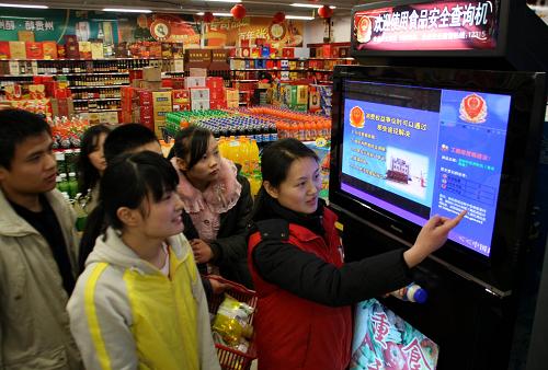 3月11日,一名超市導(dǎo)購員(右一)向顧客演示食品安全查詢機(jī)的使用方法。 為健全食品安全體系,提高居民食品安全保障水平,山東省臨沂市近日在市區(qū)大中型商場超市安裝了食品安全查詢機(jī)。市民只需輕掃食品包裝上的條形碼,即可自助查詢所購商品是否有生產(chǎn)許可證、衛(wèi)生許可證等食品安全信息,從而有效預(yù)防購買假冒偽劣和不合格食品的情況。 新華社發(fā)(潘月勝 攝)
