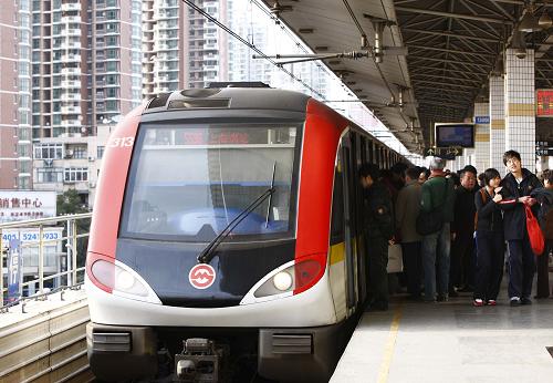 3月11日,市民在上海中山公園地鐵站乘坐地鐵列車。 新華社記者 裴鑫 攝