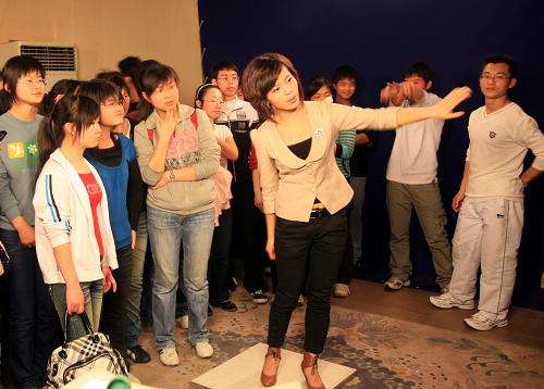 3月21日,部分大專院校學(xué)生在江西省氣象防災(zāi)減災(zāi)指揮中心了解氣象節(jié)目的制作播發(fā)。新華社發(fā)(鄧志華 攝)