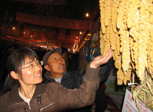 3月22日,兩位農(nóng)民在赤峰舉行的農(nóng)博會(huì)上觀看谷物新品種。當(dāng)日,內(nèi)蒙古自治區(qū)第七屆農(nóng)牧業(yè)科技成果博覽會(huì)暨赤峰市第九屆農(nóng)交會(huì)在赤峰市北方商貿(mào)城舉行,來自全國(guó)10多個(gè)省區(qū)市的500余個(gè)商家參展,數(shù)千個(gè)農(nóng)牧業(yè)新產(chǎn)品和新成果在展會(huì)上亮相。 新華社發(fā)(李富 攝)