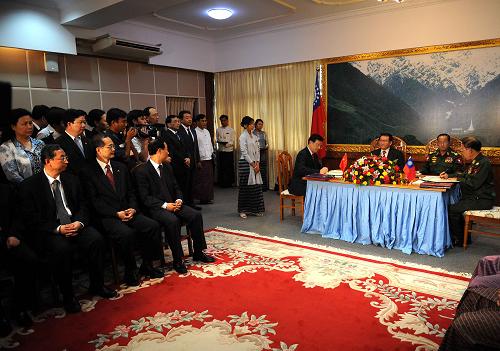 這是會(huì)談結(jié)束后,雙方共同出席《關(guān)于建設(shè)中緬原油和天然氣管道的政府協(xié)議》、《中緬關(guān)于共同開(kāi)發(fā)水電的政府間框架協(xié)議》等有關(guān)合作協(xié)議的簽字儀式。新華社記者 劉建生 攝