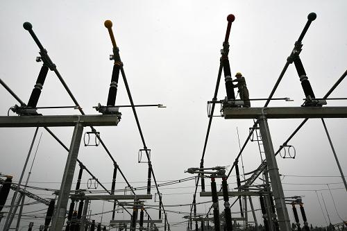 3月31日,在四川省遂寧市大英縣石門鄉(xiāng),建設(shè)者在石門220千伏變電站施工現(xiàn)場進(jìn)行工程竣工前的設(shè)備檢查。遂寧石門220千伏變電站是國家電網(wǎng)在大英縣投資興建的重點項目工程,于2008年初開工建設(shè),預(yù)計將在今年4月底建成。 新華社發(fā)(鐘敏 攝)