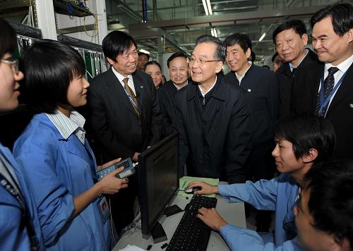 這是3月30日,溫家寶總理在武漢烽火通信科技股份有限公司調(diào)研時與工人們交談。新華社記者 馬占成 攝