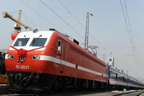4月1日,一列由電力機(jī)車牽引的旅客列車駛出西寧火車站。當(dāng)日,青海省境內(nèi)第一條電氣化鐵路——蘭青鐵路(蘭州至西寧)電氣化全線開通,結(jié)束了青海沒有電氣化鐵路的歷史。蘭青鐵路電氣化開通后,列車牽引質(zhì)量將提高到4000噸,列車運(yùn)行設(shè)計(jì)速度每小時(shí)160千米,輸送能力將達(dá)到每年8000萬噸以上。 新華社記者 侯德強(qiáng) 攝