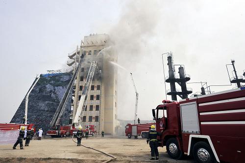 4月2日,山東省災(zāi)害事故應(yīng)急救援總隊(duì)在進(jìn)行高層建筑救人滅火實(shí)戰(zhàn)演練。新華社記者 朱崢 攝