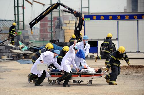 4月2日,建筑倒塌事故處置演練中救援人員在轉(zhuǎn)移“傷員”。新華社記者 朱崢 攝