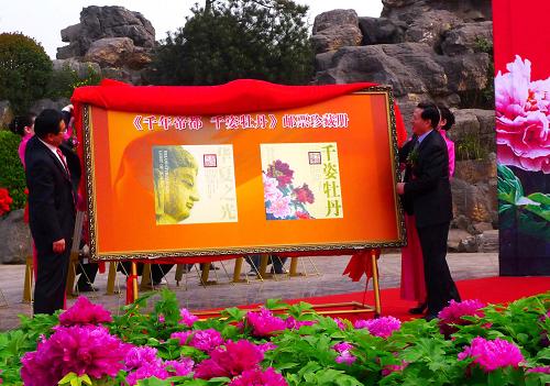4月1日,第四組《千姿牡丹》郵票在洛陽(yáng)首發(fā)。當(dāng)日,歷時(shí)約5個(gè)月的中國(guó)2009世界郵展60城市巡游活動(dòng)來(lái)到最后一站河南洛陽(yáng),并圓滿落幕,河南省第27屆洛陽(yáng)牡丹花會(huì)賞花儀式也同時(shí)啟動(dòng)。郵政部門(mén)特別發(fā)行了第四組《千姿牡丹》郵票和《河洛文明·華夏之光》個(gè)性化郵票珍藏冊(cè)。 新華社發(fā)(曹福川 攝)