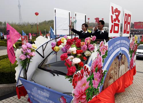 4月1日,代表60個(gè)巡游城市的60輛花車(chē)在洛陽(yáng)巡游。 新華社發(fā)(張曉理 攝)