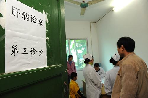 4月2日,貴州省平塘縣人民醫(yī)院一肝病診室內(nèi),幾名感染者前來(lái)檢查。新華社記者 楊俊江 攝