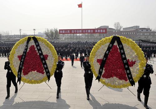 4月2日,天津市公安局在天津烈士陵園舉行祭奠公安英烈活動(dòng),公安民警向英烈敬獻(xiàn)花圈。清明節(jié)前夕,全國(guó)各地紛紛組織開(kāi)展烈士陵園祭掃活動(dòng),緬懷英烈,開(kāi)展愛(ài)國(guó)主義教育。 新華社發(fā)(蘇振強(qiáng) 攝)