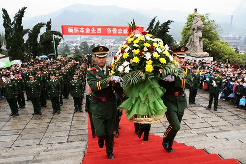 4月2日,在江西省萍鄉(xiāng)市革命烈士陵園,武警江西總隊(duì)萍鄉(xiāng)市支隊(duì)?wèi)?zhàn)士向革命烈士紀(jì)念碑敬獻(xiàn)花籃。新華社發(fā)(汪立新 攝)