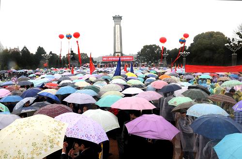 4月4日,在活動主會場紅安縣黃麻起義和鄂豫皖蘇區(qū)革命烈士陵園,來自武漢、紅安兩地5000多名群眾緬懷革命先烈。當(dāng)日,湖北舉行萬人祭奠開國先烈活動。2萬多名群眾在紅安、麻城、洪湖、大悟、陽新、鶴峰等地革命烈士紀(jì)念館緬懷革命先烈。新華社記者 廖君 攝