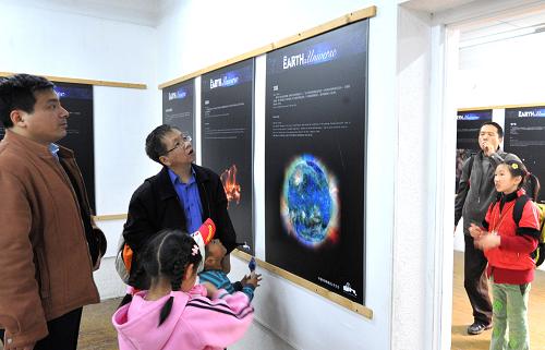 4月5日,家長陪著孩子在紫金山天文臺天文科普館參觀。當日,眾多南京市民和天文愛好者登臨紫金山巔,參與國際天文年“天文學100小時”公眾開放日活動。“天文學100小時”是一個全球性的、持續(xù)四天四夜的全天候活動。這個活動的中心目標就是讓盡可能多的人能夠通過望遠鏡觀察天空,就像伽利略四百年前第一次做的那樣。 新華社記者 陳琪 攝