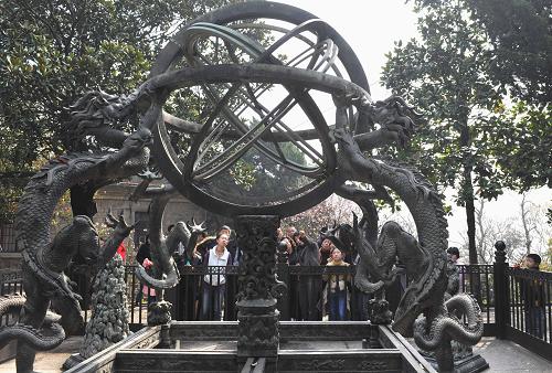 4月5日,市民和天文愛好者在紫金山天文臺參觀我國古代天文觀測儀器“渾儀”。 新華社記者 陳琪 攝