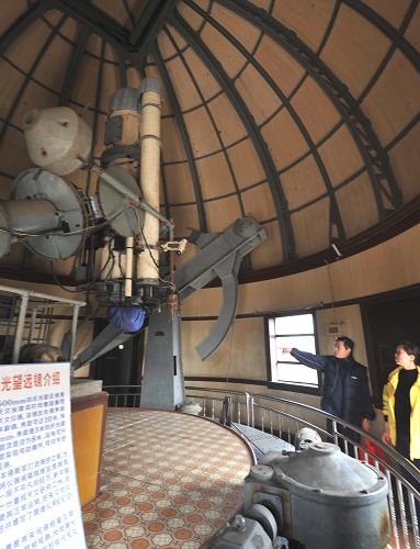 4月5日,天文愛好者在參觀紫金山天文臺早期的天文望遠鏡。新華社記者 陳琪 攝
