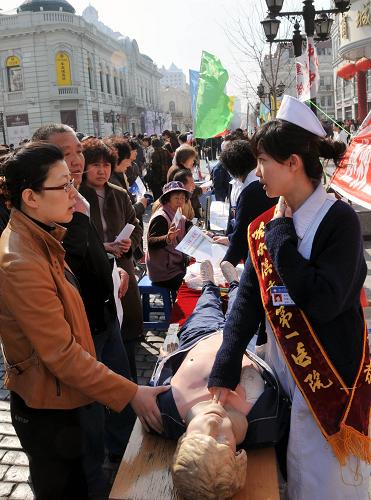 4月7日,哈爾濱市第一醫(yī)院的一位醫(yī)護(hù)人員在向市民介紹急救常識(shí)。新華社記者 高增雙 攝