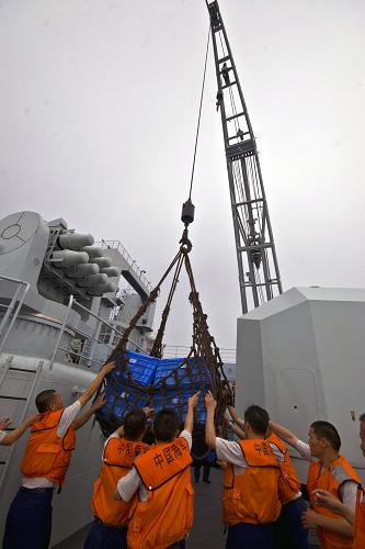 4月6日,中國(guó)海軍第二批護(hù)航編隊(duì)“青海湖”號(hào)綜合補(bǔ)給艦在馬六甲海峽向“深圳”號(hào)導(dǎo)彈驅(qū)逐艦吊運(yùn)補(bǔ)給物資。中國(guó)海軍第二批護(hù)航編隊(duì)6日進(jìn)行了起航后的首次補(bǔ)給。新華社發(fā)(駱源 攝)