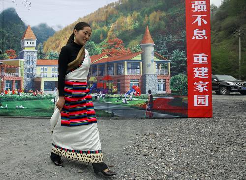 4月17日,在開(kāi)工儀式現(xiàn)場(chǎng),一名幼兒家長(zhǎng)代表從臥龍鎮(zhèn)幼兒園效果圖前經(jīng)過(guò)。當(dāng)日,四川省臥龍鎮(zhèn)幼兒園正式開(kāi)工建設(shè)。臥龍鎮(zhèn)幼兒園項(xiàng)目是臥龍災(zāi)后重建的重點(diǎn)項(xiàng)目,9度抗震設(shè)防。項(xiàng)目建筑為兩層,竣工投入使用后,臥龍鎮(zhèn)幼兒園將成為一座擁有標(biāo)準(zhǔn)幼兒教室4間、文體教室1間,配套設(shè)施齊全的現(xiàn)代幼兒教育基地。該項(xiàng)目預(yù)計(jì)2009年年內(nèi)完工。 新華社記者 邢廣利 攝