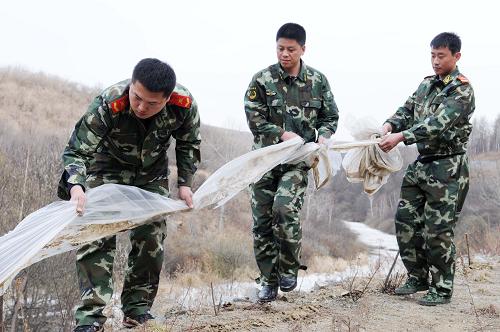 4月23日,吉林邊防總隊(duì)古城里邊防檢查站官兵在圖們江畔清理塑料垃圾。當(dāng)日,駐守在圖們江畔的吉林省公安邊防總隊(duì)啟動(dòng)了為期一個(gè)月的“守護(hù)圖們江,造福邊境線”活動(dòng),官兵們通過開展生態(tài)知識(shí)宣傳、為江畔水鳥投放糧食、清理垃圾等活動(dòng),提醒江畔村民愛護(hù)“母親河”,保護(hù)圖們江生態(tài),造福祖國邊陲家園。 新華社記者 齊海山 攝