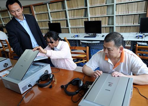 4月23日,兩名盲人讀者在圖書館工作人員的幫助下使用智能閱讀器。當(dāng)日是第14個(gè)“世界讀書日”,位于云南省昆明市的云南省圖書館開展以“同享閱讀快樂”為主題的全民讀書閱讀活動,向盲人讀者提供盲人閱讀器、盲人點(diǎn)顯器和盲人助視器等設(shè)備,讓他們同享讀書的樂趣。新華社記者 藺以光 攝