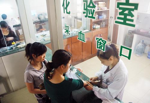 5月7日,在巢湖市康平婦產(chǎn)醫(yī)院,醫(yī)護(hù)人員正在為女工進(jìn)行采血化驗(yàn)。近日,安徽省巢湖市婦聯(lián)和康平婦產(chǎn)醫(yī)院聯(lián)合開(kāi)展感恩母親節(jié)公益活動(dòng),為100余名返鄉(xiāng)女農(nóng)民工和下崗女工免費(fèi)體檢,關(guān)愛(ài)女性健康,迎接母親節(jié)的到來(lái)。 新華社發(fā)(何希斌 攝)