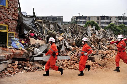 5月11日,消防戰(zhàn)士在接到救援任務(wù)后第一時(shí)間趕到“地震現(xiàn)場(chǎng)”。 新華社記者 郝同前 攝