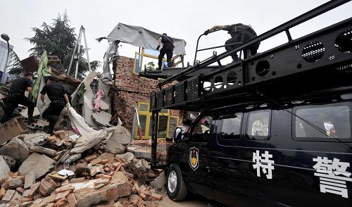 5月11日,特警戰(zhàn)士利用先進(jìn)的車(chē)載平臺(tái)進(jìn)入被“地震”破壞后的樓房救援。新華社記者 郝同前 攝