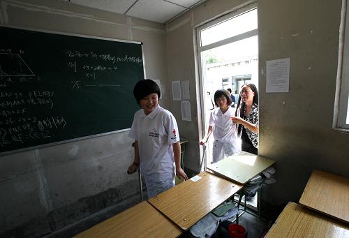 5月11日,朱春燕(前)、蒲虹學(xué)在老師的陪同下重返課堂。 新華社記者 汪永基 攝