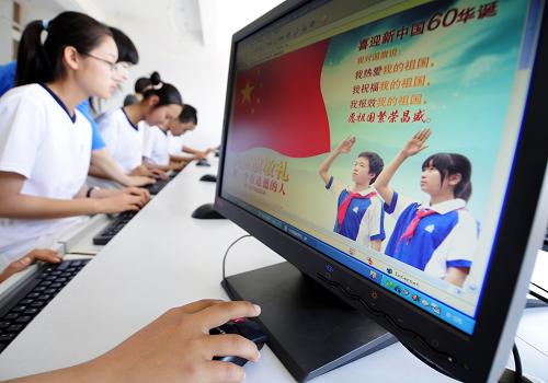 5月31日,學(xué)生們在網(wǎng)上簽名寄語。當(dāng)日,吉林省暨長春市“向國旗敬禮,做一個(gè)有道德的人”網(wǎng)上簽名寄語活動(dòng)在長春市第87中學(xué)啟動(dòng),吉林省各地的中小學(xué)生,將用網(wǎng)絡(luò)寄語的方式,表達(dá)對(duì)祖國的熱愛與祝福。 新華社記者 邵守志 攝