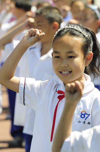 5月31日,一名小學(xué)生在網(wǎng)上簽名寄語活動(dòng)啟動(dòng)儀式上宣誓。 新華社記者 邵守志 攝