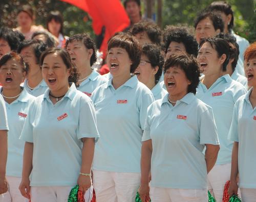 6月2日,群眾合唱團(tuán)在演唱歌曲。新華社記者 鞏志宏 攝