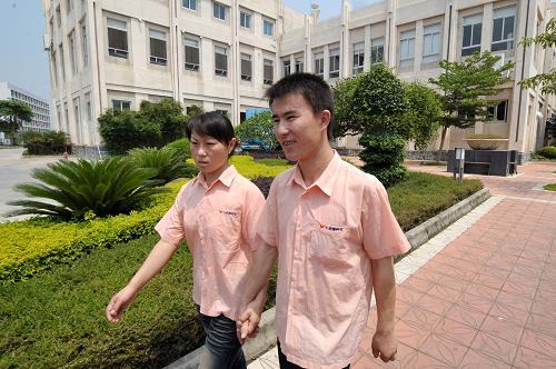 在廣東惠州務(wù)工的新疆阿合奇縣柯爾克孜族小伙哈拉提別克(右)和女友巴哈提古麗準(zhǔn)備去上班(5月13日攝)。2009年,地處帕米爾高原的阿合奇縣有近千名柯爾克孜族農(nóng)牧民在廣東東莞、惠州等地務(wù)工。新華社記者 趙戈 攝
