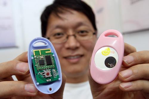 6月3日,工作人員展示學(xué)生電子身份卡。 新華社發(fā)(陳曉根 攝)