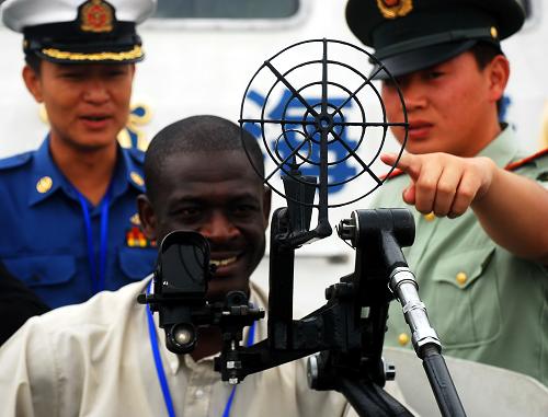 6月3日,來自格林納達的海上執(zhí)法官員華萊士·柯林斯參觀中國海警船艇上的武器裝備。新華社發(fā)(陳勇 攝)