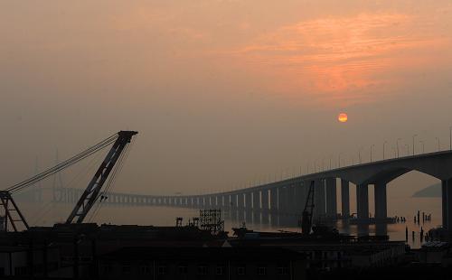 6月3日,夕陽(yáng)映照下的金塘跨海大橋。 新華社記者 徐昱 攝