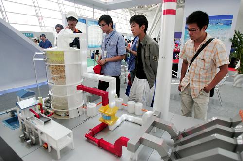 6月5日,在合肥市會(huì)展中心環(huán)保展區(qū),參觀者在觀看“600MW火力發(fā)電廠煙氣除塵脫硫”動(dòng)態(tài)演示模型。新華社發(fā) (高微 攝)