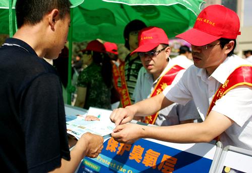 6月5日,在內(nèi)蒙古呼和浩特市,志愿者向市民發(fā)放環(huán)保知識(shí)宣傳單。新華社發(fā)(鄭煥松攝)