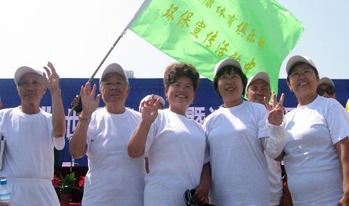 6月5日,在內(nèi)蒙古呼和浩特市,志愿者向市民發(fā)放環(huán)保知識(shí)宣傳單。新華社發(fā)(鄭煥松 攝)