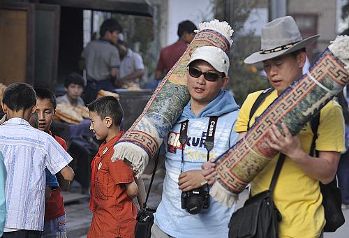 6月3日,兩名來自內(nèi)地的游客在喀什老城觀光購物。新華社記者 沈橋 攝