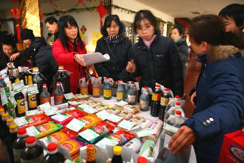 北京舉辦“農(nóng)村春節(jié)食品專(zhuān)場(chǎng)”訂貨會(huì) 新華社照片,北京,2008年1月7日 北京舉辦“農(nóng)村春節(jié)食品專(zhuān)場(chǎng)”訂貨會(huì) 1月7日,商家在“農(nóng)村春節(jié)食品專(zhuān)場(chǎng)”訂貨會(huì)上看樣訂貨。當(dāng)日,北京“農(nóng)村春節(jié)食品專(zhuān)場(chǎng)”訂貨會(huì)在懷柔區(qū)開(kāi)場(chǎng),25個(gè)廠家提供了包括食用油、飲料、白酒、調(diào)味品、包裝食品等多種節(jié)日食品,以保證春節(jié)農(nóng)村食品市場(chǎng)的供應(yīng),讓農(nóng)民購(gòu)買(mǎi)到安全放心的節(jié)日食品。 新華社發(fā)(卜向東 攝)