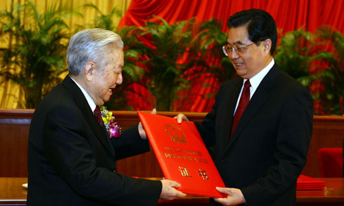 胡錦濤向2007年度國家最高科學(xué)技術(shù)獎(jiǎng)獲得者閔恩澤頒獎(jiǎng)。新華社記者 鞠鵬 攝