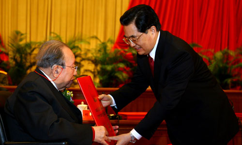 胡錦濤向2007年度國家最高科學(xué)技術(shù)獎(jiǎng)獲得者吳征鎰?lì)C獎(jiǎng) 新華社照片,北京,2008年1月8日 胡錦濤向2007年度國家最高科學(xué)技術(shù)獎(jiǎng)獲得者吳征鎰?lì)C獎(jiǎng) 1月8日,2007年度國家科學(xué)技術(shù)獎(jiǎng)勵(lì)大會(huì)在北京人民大會(huì)堂隆重舉行。中共中央總書記、國家主席、中央軍委主席胡錦濤向獲得2007年度國家最高科學(xué)技術(shù)獎(jiǎng)的中國科學(xué)院院士吳征鎰?lì)C獎(jiǎng)。 新華社記者馬占成攝