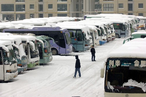 大范圍降雪導(dǎo)致部分地區(qū)交通受阻 新華社照片,合肥,2008年1月26日 大范圍降雪導(dǎo)致部分地區(qū)交通受阻 1月26日,合肥客運(yùn)總站的所有客運(yùn)班車(chē)被迫停運(yùn)。 1月25日起,江蘇、安徽等省份普降大雪,導(dǎo)致大部分高速公路被迫關(guān)閉,大量長(zhǎng)途客運(yùn)班車(chē)受阻,部分旅客滯留車(chē)站。 新華社記者李健攝