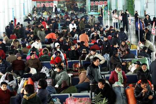 1月26日,2000多名旅客在合肥客運(yùn)總站候車(chē)大廳內(nèi)等候。