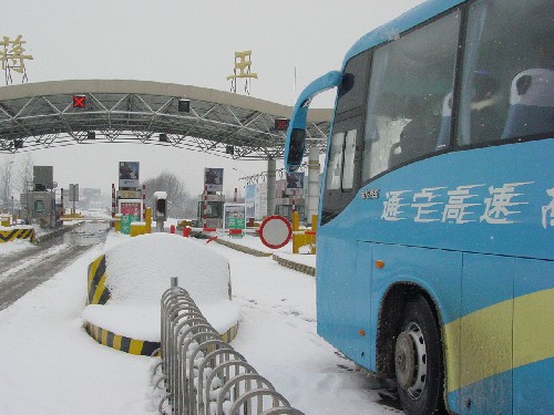 1月26日,車(chē)輛在關(guān)閉的寧通(南京-南通)高速公路揚(yáng)州蔣王入口等待通行。