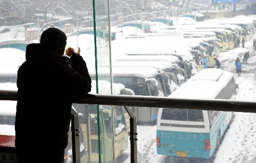 大雪天氣影響南京春運(yùn) 新華社照片,南京,2008年1月26日 大雪天氣影響南京春運(yùn) 1月26日,一名旅客在南京長途汽車總站候車室內(nèi)望著因大雪天氣停運(yùn)的班車。 當(dāng)日,南京普降大雪,對春運(yùn)工作造成影響。全市公路長途客運(yùn)站全部停運(yùn),造成大量旅客滯留。許多旅客改乘火車,又對鐵路客運(yùn)造成一定壓力。 新華社記者孫參攝