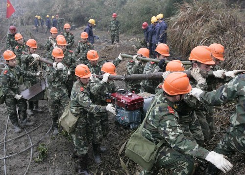 2月18日,武警水電二總隊(duì)搶修突擊隊(duì)官兵肩扛手抬電力搶修設(shè)備上山。